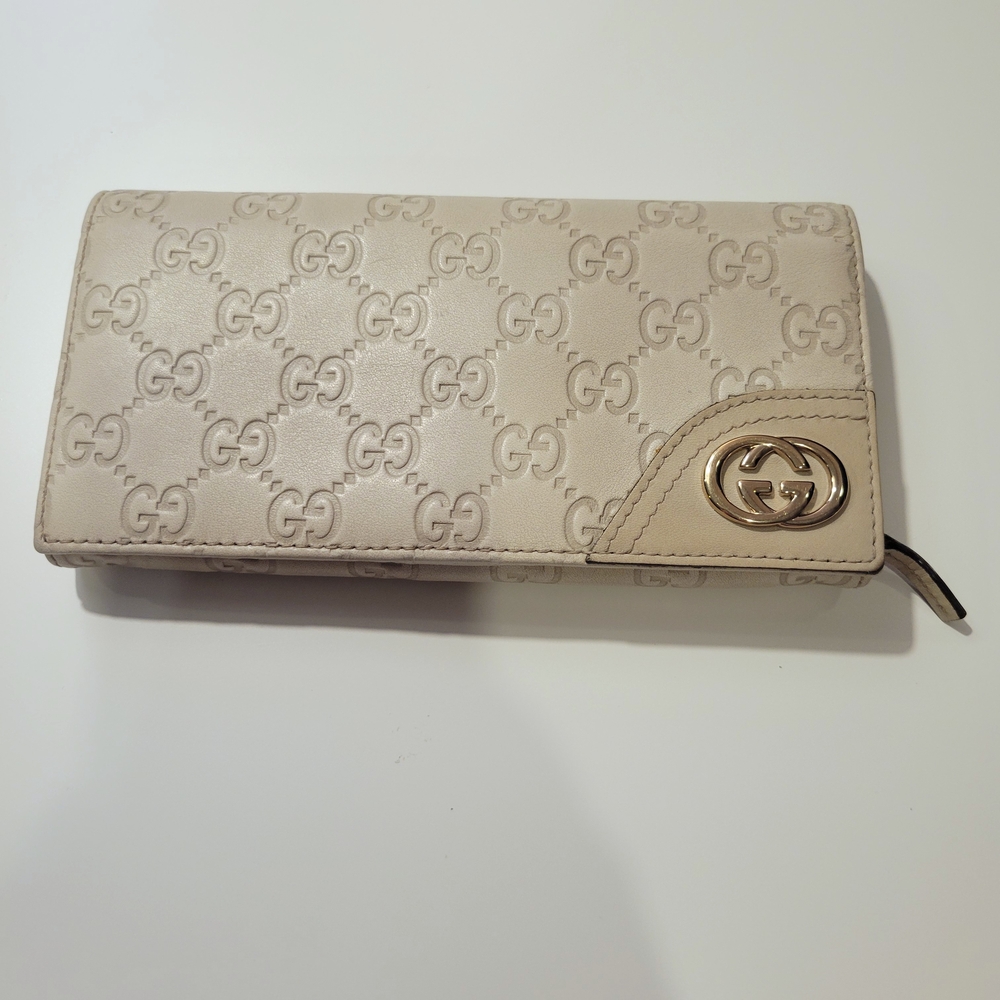 Ships FREE - Gucci Cream Wallet